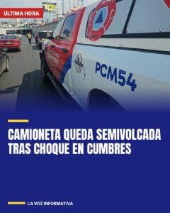Camioneta queda semivolcada tras choque en Cumbres